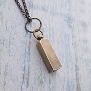 Collar con colgante de urna de cremación de cenizas en forma de cápsula de latón antiguo con grabado personalizado gratuito de escritura a mano o símbolo, nombre, fecha, letras y símbolo