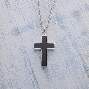 Colar com pingente de urna de cinzas de cremação cruzada - Prata esterlina 925 - Presente de luto memorial personalizado - Gravação personalizada gratuita de nome e letra