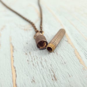 Collar de urna de cremación con mensaje secreto de latón diminuto: colgante de cápsula - Memorial de mascotas