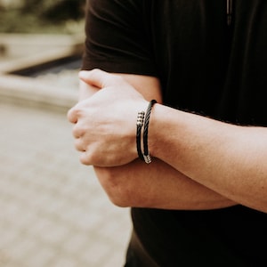 Heren urnarmband in zwart en zilver gevlochten roestvrij staal crematie gepersonaliseerd voor man Unisex assieraden voor hem op maat gegraveerd