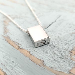 Sterlingzilveren asurnhangerketting: moderne herdenkingssieraden, gepersonaliseerde gravure huisdier afbeelding 5