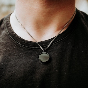 Collar con colgante de urna de cenizas de cremación con foto grabada a mano y letras personalizadas con nombre en acero inoxidable negro
