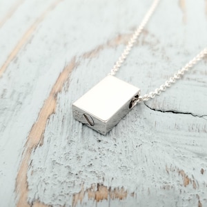 Sterlingzilveren asurnhangerketting: moderne herdenkingssieraden, gepersonaliseerde gravure huisdier afbeelding 2