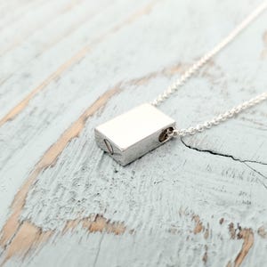 Sterlingzilveren asurnhangerketting: moderne herdenkingssieraden, gepersonaliseerde gravure huisdier afbeelding 4