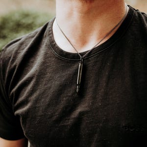 Collar con colgante de urna de cremación con forma de bala de rifle, acero inoxidable negro, regalo de condolencia personalizado para él, letras, números, nombres y símbolos
