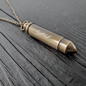 Colgante de urna de bala de latón antiguo, cápsula secreta, collar de cenizas de cremación con grabado personalizado en una cadena a juego, nombres de letras personalizados