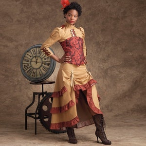 Op de afbeelding: Een vrouw in een steampunk-geïnspireerde outfit met een bruin en rood korset, een bruine rok met ruches en bruine laarzen. Ze staat voor een klok en een metalen tandwiel.