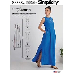 Peut inclure: Patron de couture Simplicity S8888A pour une robe maxi avec différentes options de manches et d'encolure. Le patron comprend des instructions pour une encolure bijou et des manches bouffantes, une robe midi avec des revers, une robe maxi avec des manches plus plates et une robe maxi avec une encolure dégagée et des fentes latérales. Le patron est présenté sur un mannequin portant une robe maxi bleue avec des fentes latérales.
