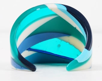 Diagonally striped cuff, blues and greens, fits M