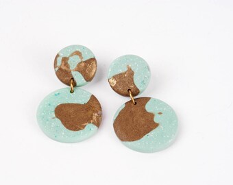 Pendula earrings with marbled resin discs, greenblue and gold, with silver studs and brass wire