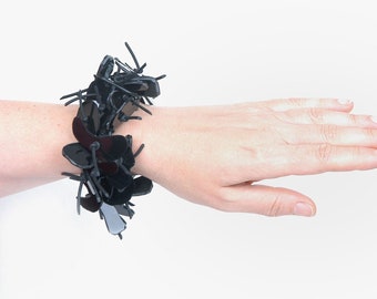 Pulsera con dijes de flecos DARK