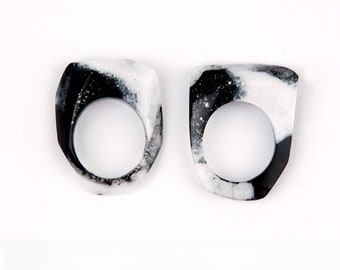 Set of two facetted resin rings, marbled in black and white