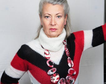 Large-format textured chain, red-black-white marbled, with button closure