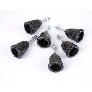 Può includere: Sei pomelli in metallo nero con finitura testurizzata e viti argentate. I pomelli hanno la forma di un cono con la parte superiore arrotondata.