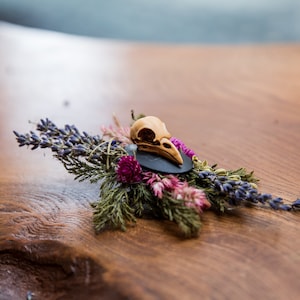 Boho gothic wedding boutonniere with resin bird or deer skull, Dark romance dried flower buttonhole for groom with folk horror elements