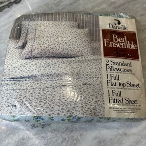 以下が含まれることがあります： 新品、未開封のDanville Bed Ensemble 4ピースフルサイズシーツセット。 セットには、標準枕カバー2枚（51 x 76 cm）、フラットシーツ（206 x 244 cm）、フィットシーツが含まれています。 シーツは、小さな青い花柄の白い背景です。