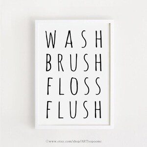 Peut inclure: Une affiche encadr&eacute;e blanche avec du texte noir qui dit "WASH BRUSH FLOSS FLUSH". L'affiche est dans un cadre blanc et est affich&eacute;e sur un fond blanc. Le bas de l'affiche comprend l'adresse du site Web : www.etsy.com/shop/ARTsopoomc.