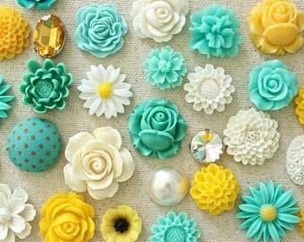 Mint Green White and Yellow Pushpins, Mint Green Thumbtack, Yellow Flower Pushpin, Beautiful Decorative Corkboard Pin, Radiant Thumbtacks,