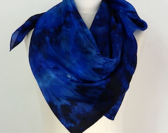 Foulard en soie bleu foncé carré Rêve indigo Foulard en soie teinté à la main Bandana en soie bleu Cadeau de Noël unique pour femme Cadeau d'anniversaire pour novembre