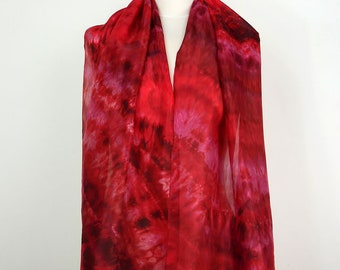 Foulard en soie rouge rouge à lèvres Foulard en soie légère rouge Foulard en soie femme teint à la main Foulard en soie fait main Cadeau d'anniversaire soeur Cadeau d'anniversaire de femme