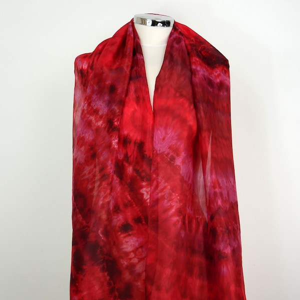 Foulard en soie rouge rouge à lèvres Foulard en soie légère rouge Foulard en soie femme teint à la main Foulard en soie fait main Cadeau d'anniversaire soeur Cadeau d'anniversaire de femme