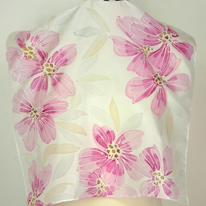 Foulard carré rose petites fleurs roses Foulard en soie peint à la main Foulard en soie floral rose beige cadeau 50e anniversaire de maman cadeaux roses fête des mères