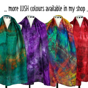 Op de afbeelding: Vier zijden sjaals in verschillende tie-dye patronen. De sjaals zijn groen, paars, blauw en rood.