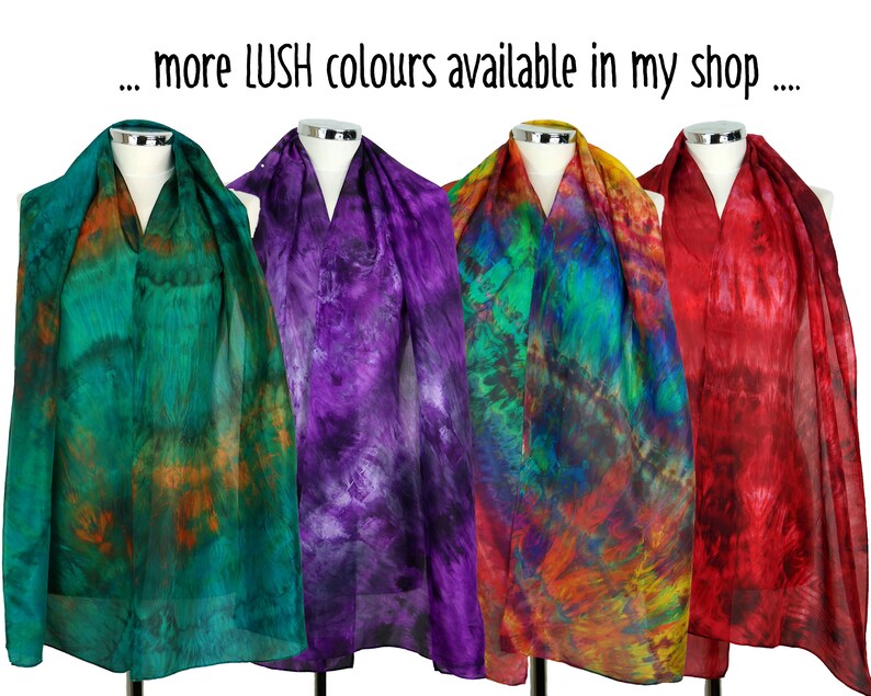Op de afbeelding: Vier zijden sjaals in verschillende tie-dye patronen. De sjaals zijn groen, paars, blauw en rood.