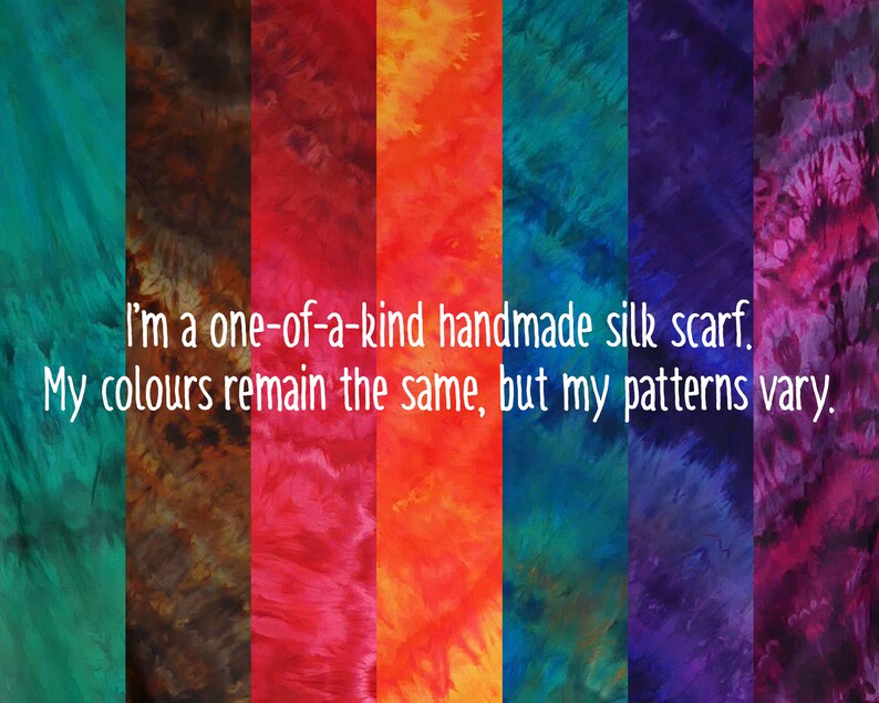 Op de afbeelding: Een verzameling van zes zijden sjaals met verschillende patronen in tinten turquoise, bruin, rood, oranje, blauw en paars. De tekst "I'm a one-of-a-kind handmade silk scarf. My colours remain the same, but my patterns vary." is op de sjaals gedrukt.