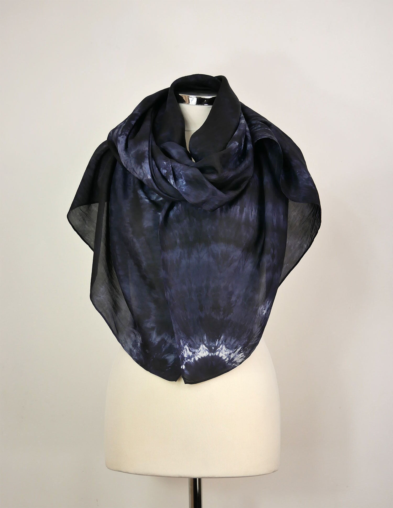 Pañuelo de seda negro Medianoche Chal de seda negro Pañuelo de seda oblongo Pareo de seda negro Pañuelo de seda para mujer Regalo para ella Pañuelo de seda shibori negro y gris