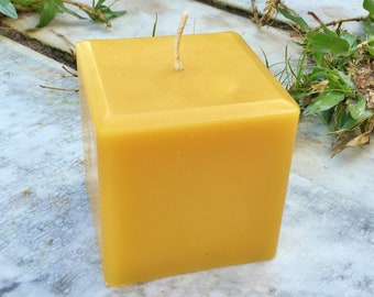 Natürliche quadratische Bienenwachs-Stumpenkerze 7,5 cm x 8,5 cm