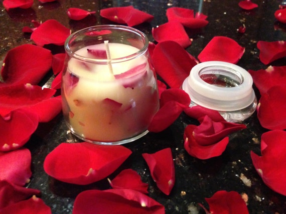 Rosen-Kerze mit bulgarischem ätherischem Rosenöl und weißem Bienenwachs. Rose Duftkerze. Geschenk-Kerze. Handgearbeitete Kerze. Rosenblüte Kerze