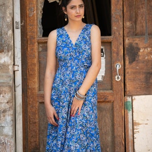 Blauwe maxi-jurk met bloemen: boho rayon mouwloze zonnejurk