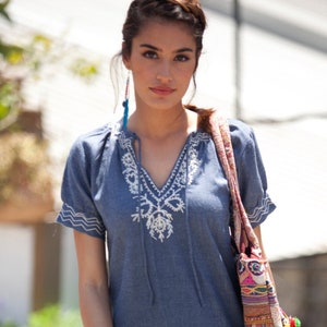 Robe d'été en denim de coton, robe courte en jean et broderie, robe tribale ethnique courte de style caftan, robe Batya décontractée boho chic