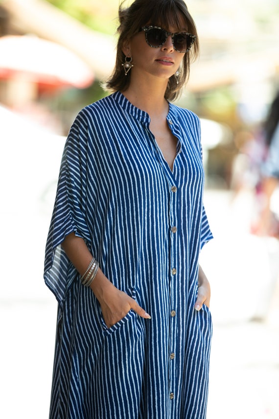 Essentials Robe longue à manches courtes pour femme, bleu marine,  taille XS : : Mode