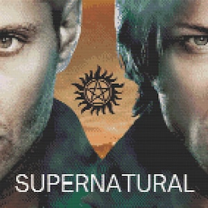 Könnte beinhalten: Ein Schwarzweißbild von zwei Männern mit dem Wort "SUPERNATURAL" darunter. Die Männer blicken mit ihren Augen direkt auf den Betrachter. Das Bild ist in der Mitte geteilt mit einem goldenen Hintergrund und einem schwarzen Stern mit einem Kreis darum in der Mitte.
