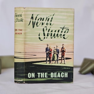 1957 PREMIÈRE édition On the Beach par Nevil Shute / Heinemann, Londres / emballage poussiéreux / Thriller apocalyptique acclamé / En bon état