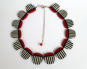 Moderne ketting in wit, zwart en rood, polymeer klei ketting, zilveren sluiting en ketting