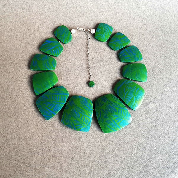 Collier irrégulier de grandes perles, collier vert vif et bleu, collier en argile polymère, collier exclusif.
