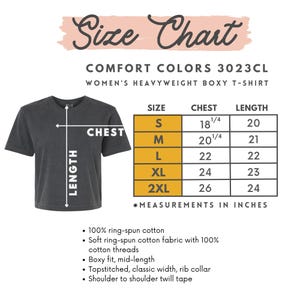 K&ouml;nnte beinhalten: Dunkelgraues Comfort Colors 3023CL Damen-Heavyweight-Boxy-T-Shirt mit Gr&ouml;&szlig;entabelle. Die Tabelle zeigt Brust- und L&auml;ngenma&szlig;e in Zoll f&uuml;r die Gr&ouml;&szlig;en S bis 2XL. Das Shirt besteht aus 100 % ringgesponnener Baumwolle.