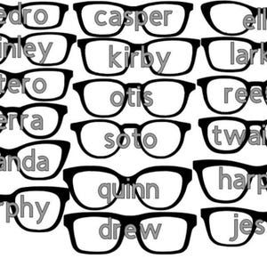 Op de afbeelding: Een set van 18 zwarte en witte brillen met verschillende namen erop gedrukt. De namen zijn: Cedro, Casper, Ella, Finley, Kirby, Larkin, Otero, Otis, Reese, Serra, Soto, Twain, Wanda, Quinn, Harper, Murphy, Drew en Jessie.