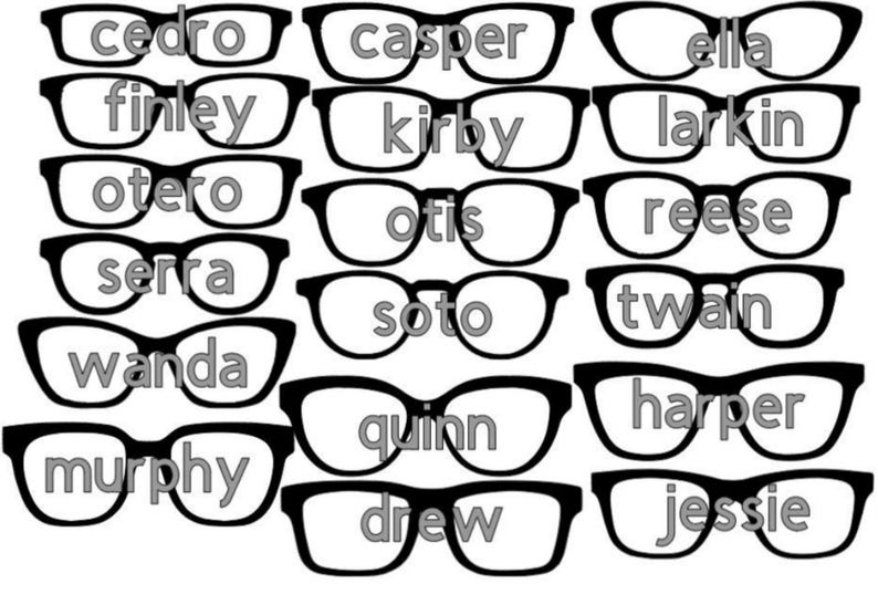 Op de afbeelding: Een set van 18 zwarte en witte brillen met verschillende namen erop gedrukt. De namen zijn: Cedro, Casper, Ella, Finley, Kirby, Larkin, Otero, Otis, Reese, Serra, Soto, Twain, Wanda, Quinn, Harper, Murphy, Drew en Jessie.