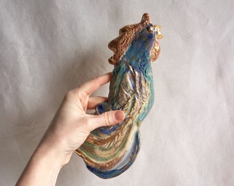 Grand coq en céramique, fait main, coloré à accrocher au mur