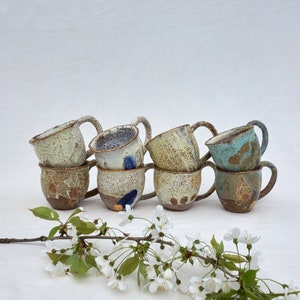 Mug en céramique, mug en argile fait main, cadeau pour les amateurs de café, Wabi Sabi Home, vaisselle en grès, créée par un artiste avec 20 ans d'expérience, 220 ml/8 oz image 1