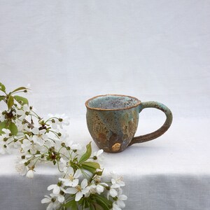 Mug en céramique, mug en argile fait main, cadeau pour les amateurs de café, Wabi Sabi Home, vaisselle en grès, créée par un artiste avec 20 ans d'expérience, 220 ml/8 oz D