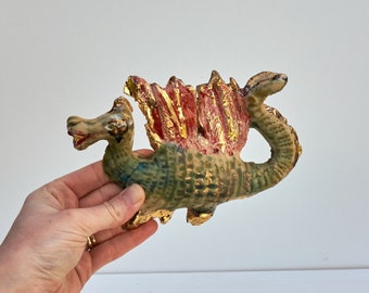 Drago in ceramica fatto a mano. Dorato, con attaccapanni a muro. Creato per la fiera di Pasqua nella Città del Drago, Cracovia.