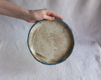 Handgefertigte Keramikplatten in verschiedenen Farben und Steinstruktur. Mittelgroße Teller, perfekt für Desserts oder Vorspeisen.