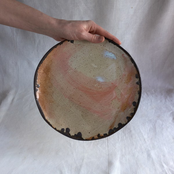 Handgemaakte keramische borden in diverse kleuren en steenstructuur. Grote borden, perfect voor het diner of grotere hapjes.