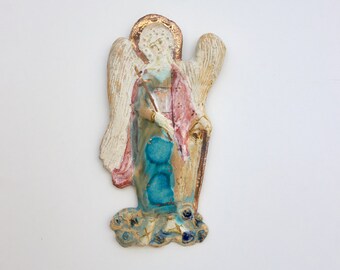 Ange doré en céramique de grande taille, fait main, avec un visage angélique miniature peint à la main.