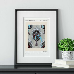 Könnte beinhalten: Ein gerahmter Druck eines Vintage-Textilmusters mit einem sich wiederholenden Muster aus stilisierten Bäumen mit blauen und roten Akzenten. Der Druck ist mit "Samarkande" von E.A. Seguy betitelt.